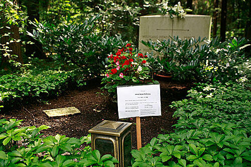 Letzte Ruhestätte auf dem Waldfriedhof: Nach seinem Tod am 12. Juli 2006 wurde Andrássy im Familiengrab seiner Vermieter beigesetzt.