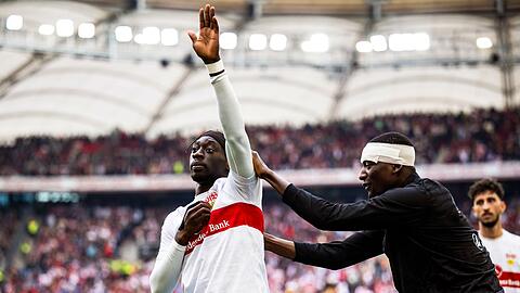 Die Stuttgarter um Tanguy Coulibaly (l) feierten einen wichtigen Heimsieg im Kampf um den Klassenerhalt.