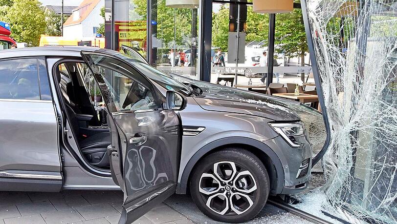 Am Mittwoch ist eine Frau mit ihrem Renault in ein Fenster der Backstube Wünsche in Feldkirchen gefahren.
