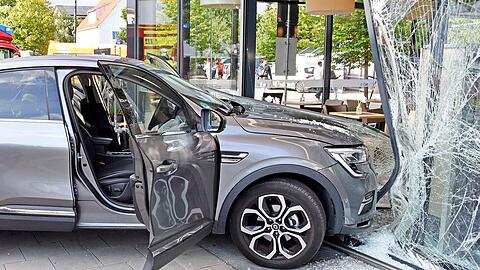 Am Mittwoch ist eine Frau mit ihrem Renault in ein Fenster der Backstube Wünsche in Feldkirchen gefahren.