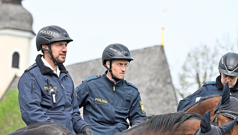 Polizisten begleiten den Georgiritt von Traunstein nach Ettendorf.