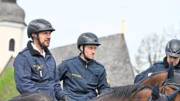 Polizisten begleiten den Georgiritt von Traunstein nach Ettendorf.