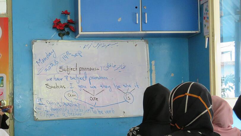 "Im KI-Zeitalter m&uuml;ssen wir einfach alle Englisch k&ouml;nnen", sagt eine Englischlehrerin in Afghanistan.