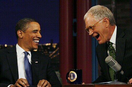 Bei ihm sind die Berühmten und Mächtigen zu Gast: David Letterman, hier mit Barack Obama