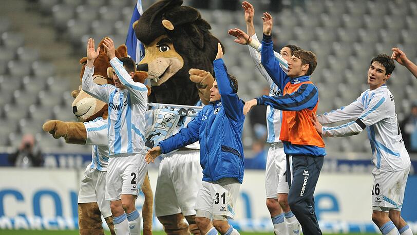 Schlussjubel oder Abschiedsgruß? Die Löwen-Profis nach dem 5:1 gegen den Karlsruher SC Schlussjubel oder Abschiedsgruß? Die Löwen-Profis nach dem 5:1 gegen den Karlsruher SC
