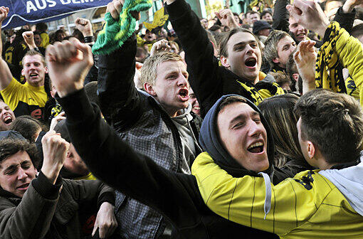 Borussia Dortmund hat es am Samstag perfekt gemacht. Der BVB ist zum achten Mal Deutscher Meister. So feiern die Fans die vorzeitige Titelentscheidung.