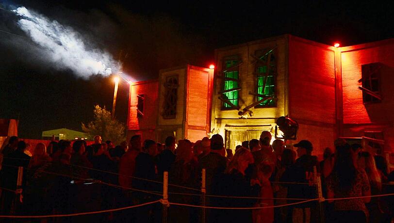 Die USA ist bekanntlich die Hochburg, wenn's um Halloween geht. So richtig gruselig wurde es am Mittwoch in Texas im Haunted House, wo tausende Besucher in wahrhaftig gruseligem Ambiente feierten...