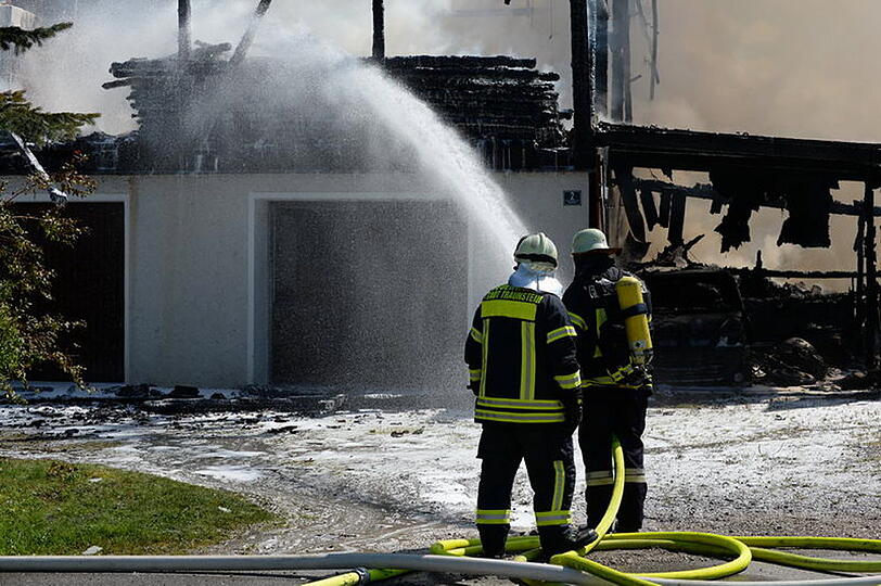 Bei Siegsdorf im Landkreis Traunstein steht am Sonntagmittag ein Bauernhof in Flammen.