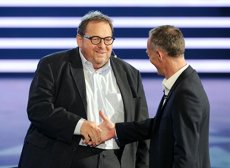 Der Moderator Christoph Süß begrüßt den Schauspieler Ottfried Fischer