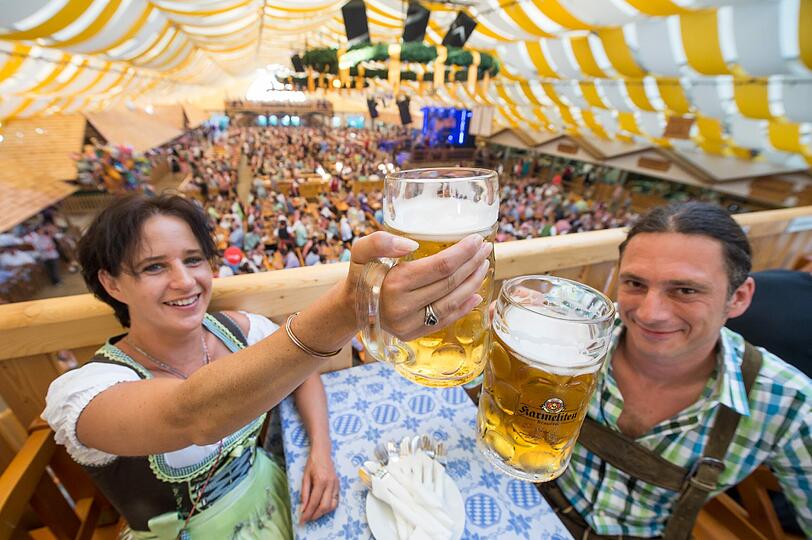 Bei hochsommerlichen Temperaturen hat am Samstag das Gäubodenfest begonnen. Die Bilder!