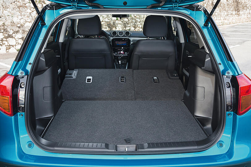 Der Kofferraum des Suzuki Vitara fasst bei fünf Sitzplätzen bescheidene 375 Liter Gepäck. Bei umgeklappten Rücksitzen erhöht sich der Stauraum auf maximal 1120 Liter.