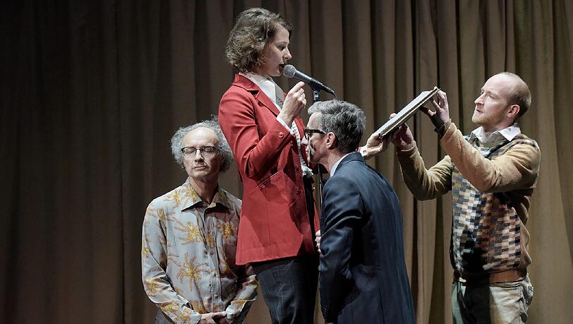 Das sind die leicht schrulligen Figuren im „Kongress der Autodidakten“: Jürg Kienberger (Stefan Kindschi), Katrin Röver (Cordula Ahrends), René Dumont (Siegfried Sigor), Lukas Turtur (Henry Buchsboom, v.l.). Das sind die leicht schrulligen Figuren im „Kongress der Autodidakten“: Jürg Kienberger (Stefan Kindschi), Katrin Röver (Cordula Ahrends), René Dumont (Siegfried Sigor), Lukas Turtur (Henry Buchsboom, v.l.).