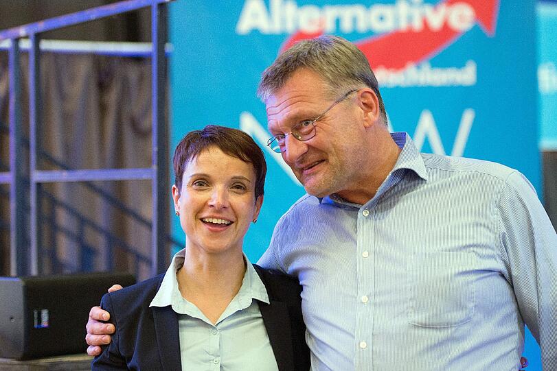 Platz 7 - AfD: Die Rechtspopulisten haben keine Großspende erhalten und werden in der Aufstellung des Bundestags daher nicht gelistet. Das heißt jedoch nicht, dass die Partei von Frauke Petry überhaupt keine Spendengelder erhalten hat. Denn: Anders als bei Großspenden von über 50 000 Euro, die sofort nach Eingang veröffentlich werden müssen, sind kleinere Spenden erst im Rechenschaftsbericht der Parteien aufzählungspflichtig. Diese werden aber wohl erst im Frühjahr 2018 veröffentlich.
So kommen die deutschen Parteien in diesem Jahr durch Großspenden zwar offiziell &bdquo;nur&ldquo; auf insgesamt 2,71 Millionen Euro an Zuwendungen (rund 700 000 Euro mehr als 2015). Mit den kleineren Beträgen dürfte die tatsächliche Summe aber weitaus höher liegen.