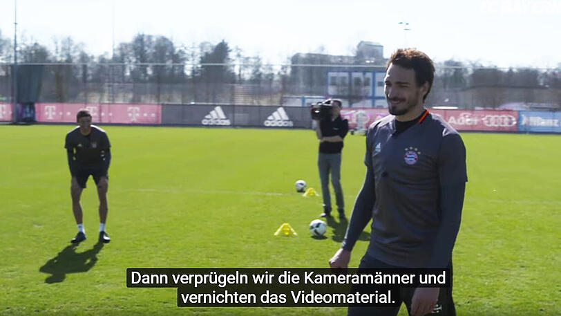 Aus 30, 35, 40, 45 und 50 Metern wurde geschossen: Mats Hummel und Thomas Müller (l.) bei ihrer Distanzschuss-Challenge.