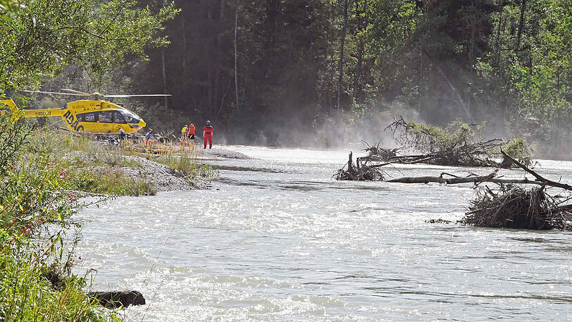 Dutzende Rettungskräfte und zwei Hubschrauber waren im Einsatz, um bei Straßlach fünf Personen und zwei Hunde aus der Isar zu retten. Die Bilder.
