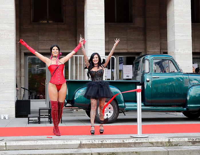 Micaela Schäfer und Julia Jasmin Rühle aka JJ eröffneten die Venus 2017.
