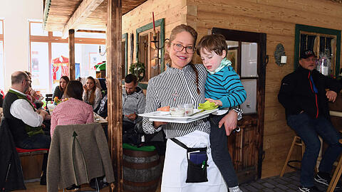 Mittendrin im neuen Leben als Restaurant-Chefin: Doreen Dietel mit Sohn Marlow in ihrem Lokal am Tegernsee.