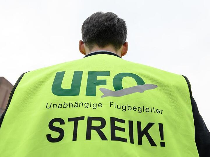 Der Tarifkonflikt zwischen der Lufthansa und der Gewerkschaft Ufo führte bereits zu rund 2000 Flugausfällen.