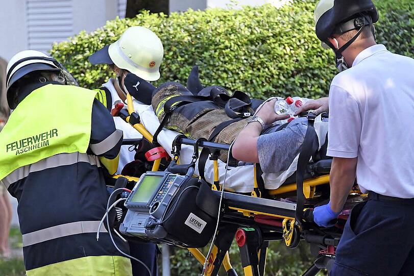 Mehrere Feuerwehrleute gerieten an ihre körperlichen Grenzen.