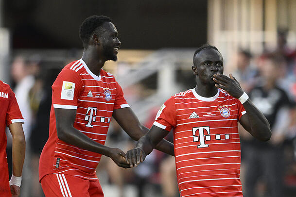 Tanguy Nianzou beglückwünscht Sadio Mané zum perfekten Einstand. Tanguy Nianzou beglückwünscht Sadio Mané zum perfekten Einstand.