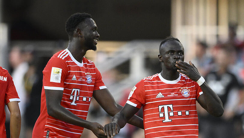 Tanguy Nianzou beglückwünscht Sadio Mané zum perfekten Einstand. Tanguy Nianzou beglückwünscht Sadio Mané zum perfekten Einstand.