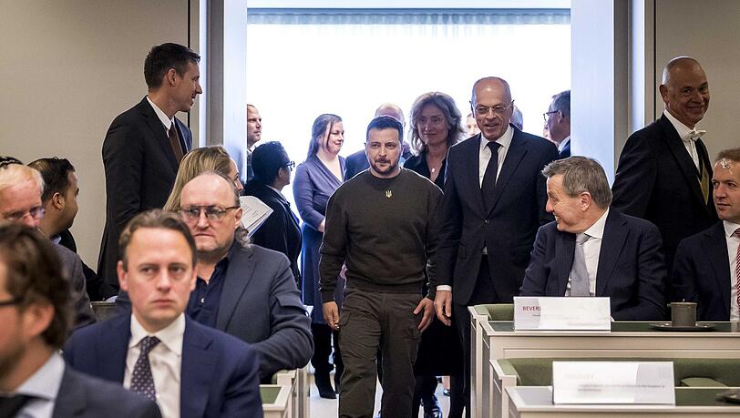 Wolodymyr Selenskyj (M), Präsident der Ukraine,  betritt den Plenarsaal in Den Haag zu einem Treffen mit Mitgliedern des Senats und des Repräsentantenhauses.