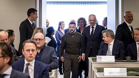 Wolodymyr Selenskyj (M), Präsident der Ukraine,  betritt den Plenarsaal in Den Haag zu einem Treffen mit Mitgliedern des Senats und des Repräsentantenhauses.