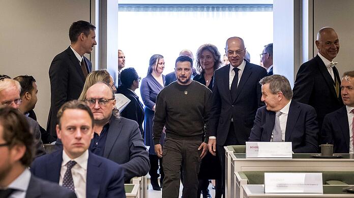 Wolodymyr Selenskyj (M), Präsident der Ukraine,  betritt den Plenarsaal in Den Haag zu einem Treffen mit Mitgliedern des Senats und des Repräsentantenhauses.