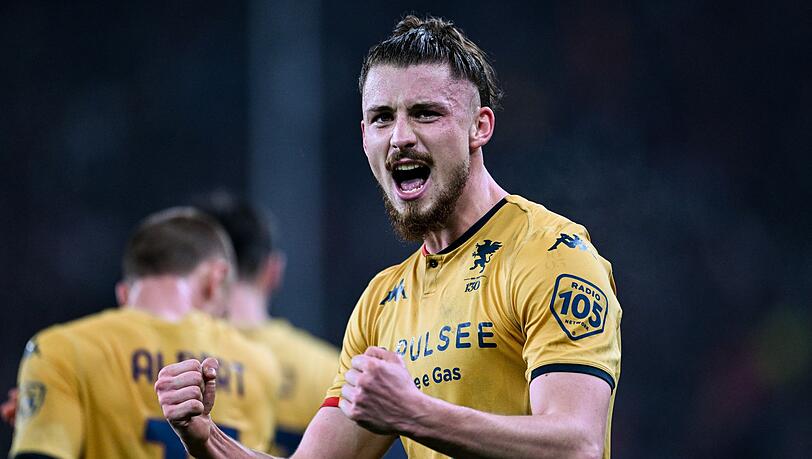 Radu Dragusin von Genua feiert seinen Treffer.