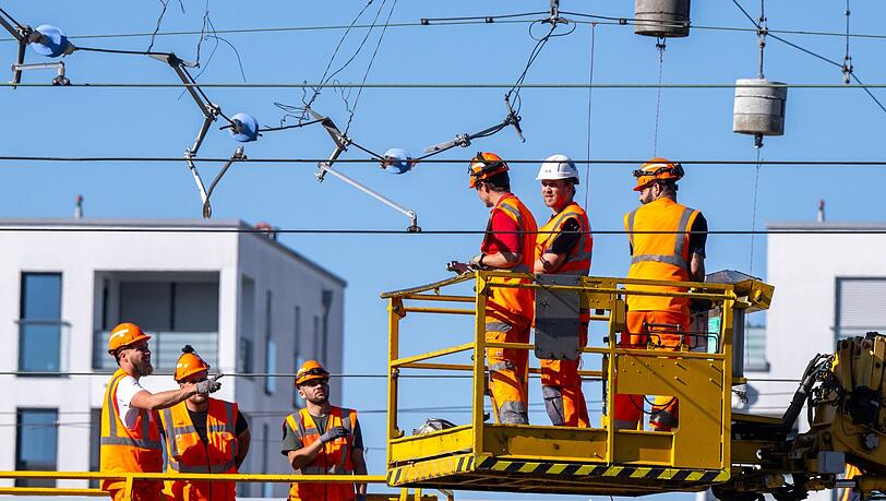 Arbeiter reparieren am Bahnhof Laim eine abgerissene Oberleitung.