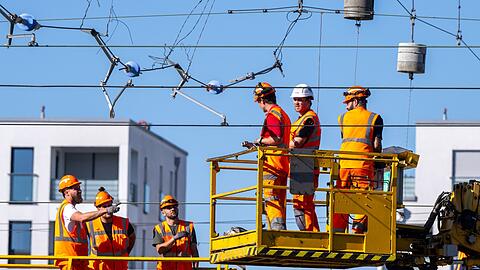 Arbeiter reparieren am Bahnhof Laim eine abgerissene Oberleitung.