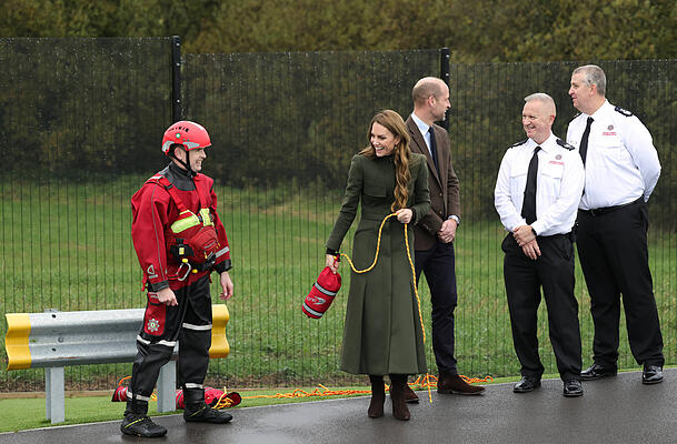 Prinzessin Kate und Prinz William ließen sich eine Ausbildungseinrichtung in Nordirland zeigen. Die Feuerwehrleute waren von dem royalen Besuch sehr angetan. Prinzessin Kate und Prinz William ließen sich eine Ausbildungseinrichtung in Nordirland zeigen. Die Feuerwehrleute waren von dem royalen Besuch sehr angetan.