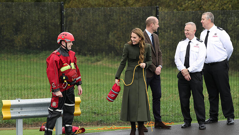 Prinzessin Kate und Prinz William ließen sich eine Ausbildungseinrichtung in Nordirland zeigen. Die Feuerwehrleute waren von dem royalen Besuch sehr angetan. Prinzessin Kate und Prinz William ließen sich eine Ausbildungseinrichtung in Nordirland zeigen. Die Feuerwehrleute waren von dem royalen Besuch sehr angetan.