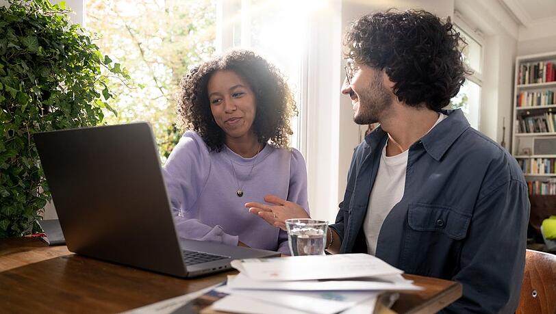 Deutsche Paare planen ihre Finanzen sowohl gemeinsam als auch unabhängig voneinander. Deutsche Paare planen ihre Finanzen sowohl gemeinsam als auch unabhängig voneinander.