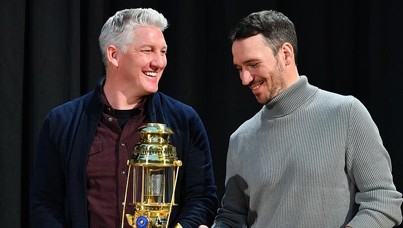 Bastian Schweinsteiger und Felix Neureuther freuen sich, nun auch bei der Arbeit Zeit miteinander verbringen zu können. Bastian Schweinsteiger und Felix Neureuther freuen sich, nun auch bei der Arbeit Zeit miteinander verbringen zu können.
