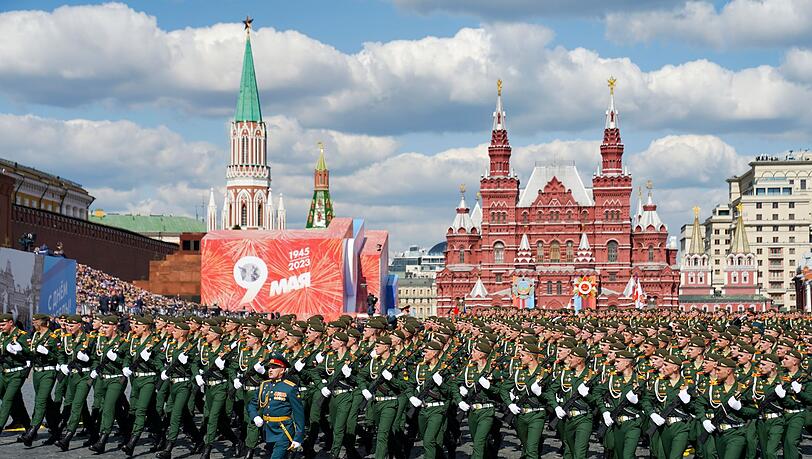Bei der Siegesparade in Moskau sollen Tausende Soldaten marschieren, doch Panzer und Raketen werden nicht gezeigt. (Archivbild)