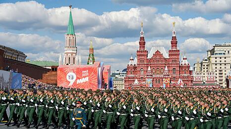 Bei der Siegesparade in Moskau sollen Tausende Soldaten marschieren, doch Panzer und Raketen werden nicht gezeigt. (Archivbild)