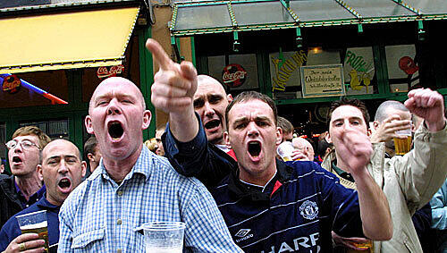 Fans aus Manchester feiern in München (Archivbild). Fans aus Manchester feiern in München (Archivbild).