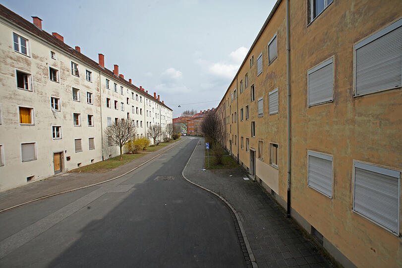 Verlassen wie eine Geistersiedlung: In der Plauener Straße wohnt schon seit über einem Jahr keiner mehr. Stattdessen proben Polizisten (rechte Seite) und Feuerwehr-Einsatzkräfte (links) hier den Ernstfall.