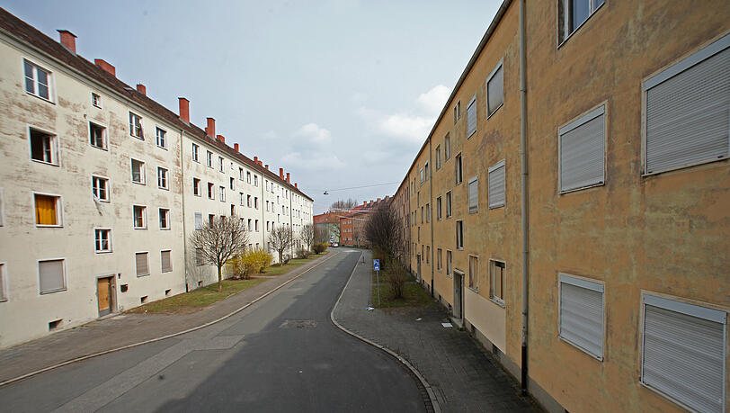 Verlassen wie eine Geistersiedlung: In der Plauener Straße wohnt schon seit über einem Jahr keiner mehr. Stattdessen proben Polizisten (rechte Seite) und Feuerwehr-Einsatzkräfte (links) hier den Ernstfall. Verlassen wie eine Geistersiedlung: In der Plauener Straße wohnt schon seit über einem Jahr keiner mehr. Stattdessen proben Polizisten (rechte Seite) und Feuerwehr-Einsatzkräfte (links) hier den Ernstfall.