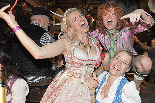 Promi-Party am Freitag im Käferzelt: Die Schauspielerin Michaela Merten (l), die "No Angels"-Sängerin Lucy Diakovska und Katharina Jakobi geben Gas. Ob sie sich auch heimlich eine Zigarette angesteckt haben? Denn nicht alle halten sich ans Rauchverbot...