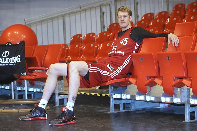 Deutscher Nationalspieler, Weltenbummler und gebürtiger Berlin: Jan-Hendrik Jagla. Sein Tattoo am rechten Bein zeigt einen Basketball mit dem Schriftzug seiner Heimatstadt Berlin.
