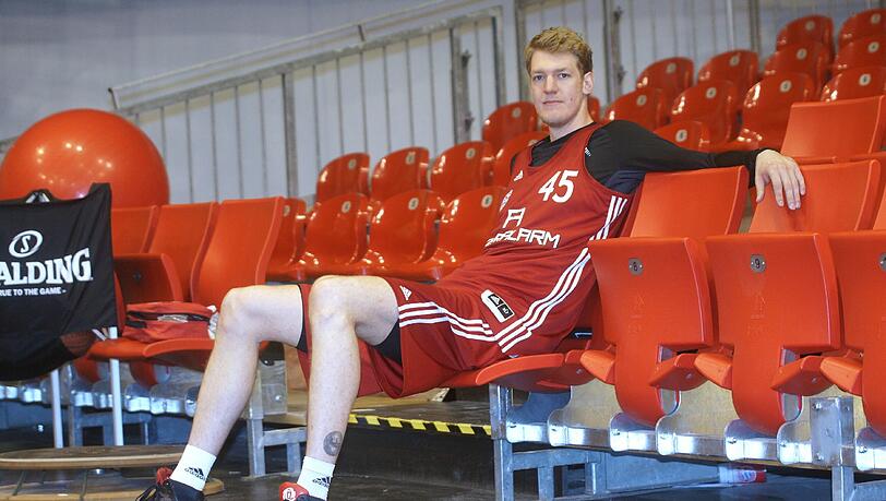 Deutscher Nationalspieler, Weltenbummler und gebürtiger Berlin: Jan-Hendrik Jagla. Sein Tattoo am rechten Bein zeigt einen Basketball mit dem Schriftzug seiner Heimatstadt Berlin. Deutscher Nationalspieler, Weltenbummler und gebürtiger Berlin: Jan-Hendrik Jagla. Sein Tattoo am rechten Bein zeigt einen Basketball mit dem Schriftzug seiner Heimatstadt Berlin.