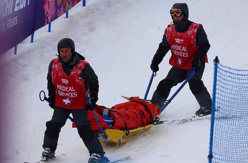 21. Februar: Mit einem Rettungsschlitten wird Anna Wörner abtransportiert. Die Skicrosserin hat sich schwer am Knie verletzt.