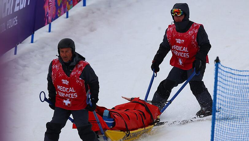 21. Februar: Mit einem Rettungsschlitten wird Anna Wörner abtransportiert. Die Skicrosserin hat sich schwer am Knie verletzt. 21. Februar: Mit einem Rettungsschlitten wird Anna Wörner abtransportiert. Die Skicrosserin hat sich schwer am Knie verletzt.