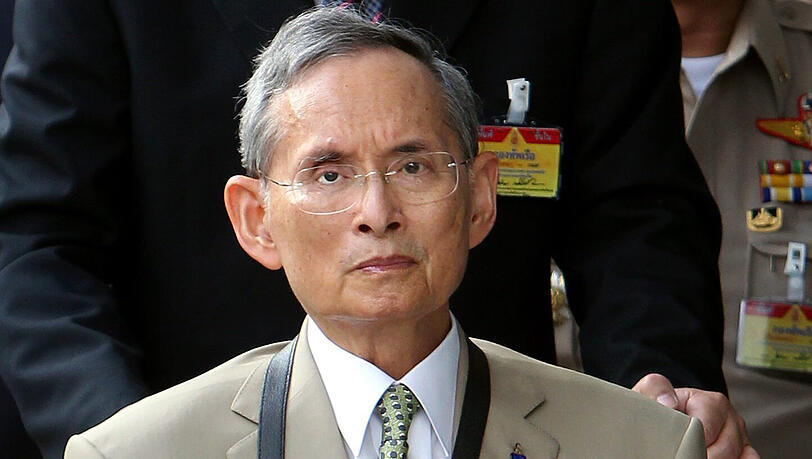 Thailand hat zwar eine konstitutionelle Monarchie, der Haushalt um König Bhumibol Adulyadej gehört aber zu den mächtigsten Institutionen im Land. Thailand hat zwar eine konstitutionelle Monarchie, der Haushalt um König Bhumibol Adulyadej gehört aber zu den mächtigsten Institutionen im Land.