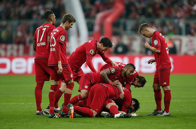 Die Bayern bejubeln das Traumtor von Xabi Alonso.