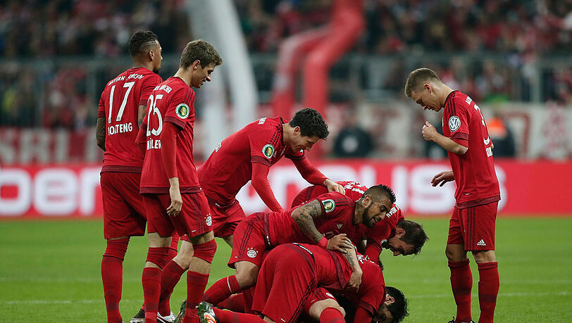 Die Bayern bejubeln das Traumtor von Xabi Alonso. Die Bayern bejubeln das Traumtor von Xabi Alonso.