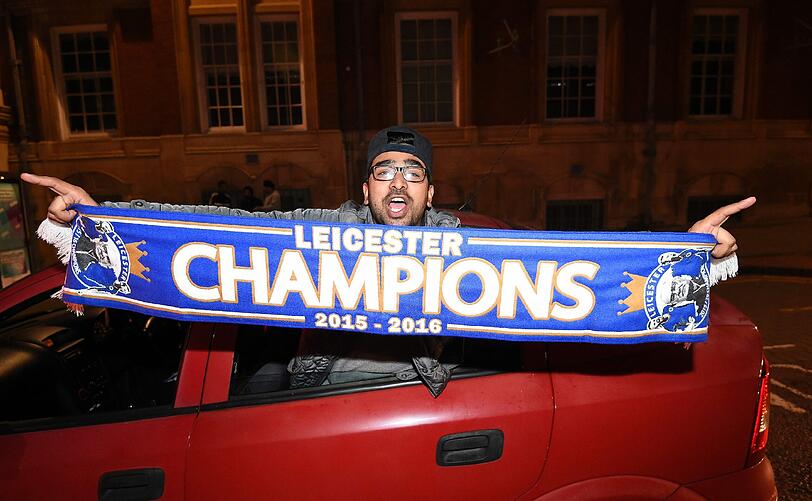 Auch bei den Fans der Foxes brachen alle Dämme. In der Innenstadt von Leicester machten sie mit schrillen Outfits, nackter Haut oder coolen Plakaten die Nacht zum Tage.