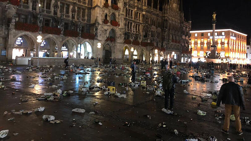 Nach einer ausgelassenen Party auf dem Marienplatz haben Celtic-Fans das "Schlachtfeld" verlassen - und sämtlichen Müll, Bierflaschen und -kästen stehen und liegen lassen.